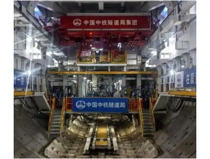国产高端机械设备领跑全球，“领航号”盾构机突破长江天堑